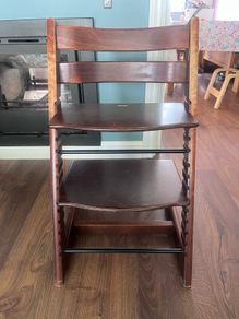 Stokke high chair + cushion + newborn seat with hook for toy