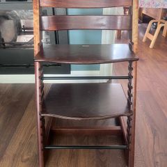 Stokke high chair + cushion + newborn seat with hook for toy