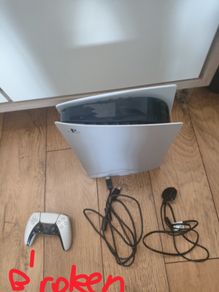 Launch model ps5 with disc drive + broken controller.