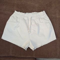 White denim shorts with pockets, size 19