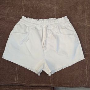 White denim shorts with pockets, size 19