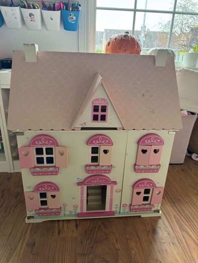 girl's doll house