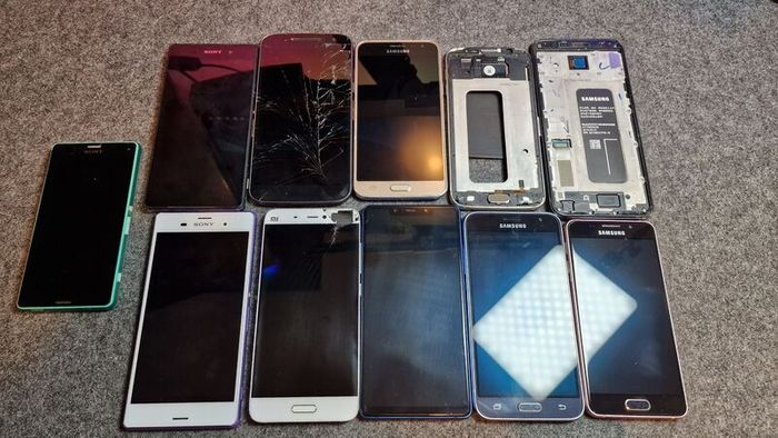 Lot of 12 Smartphones ,Mixed Brands, Untested, Samsung, Siny, Mi, Motorola