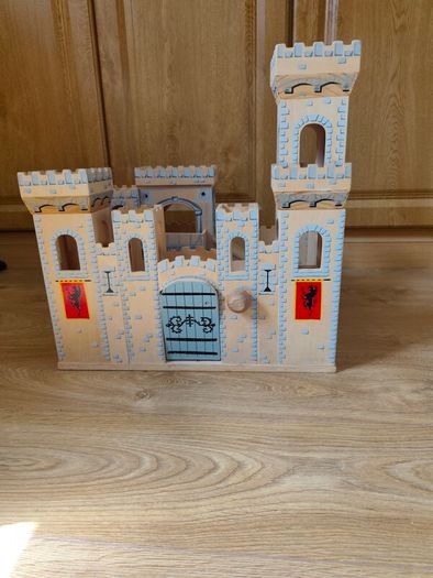 Wooden castle - Melissa & Doug