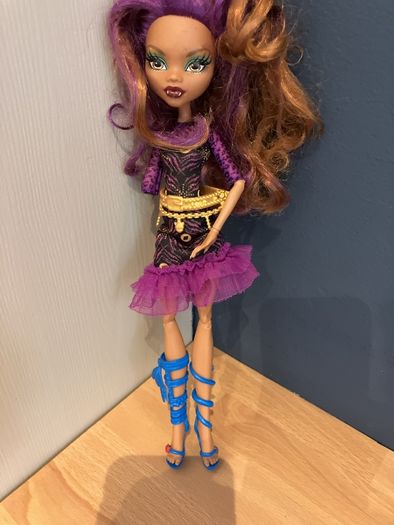 4 monster high dolls