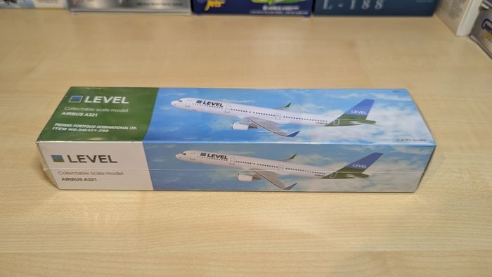 LEVEL 1:200 scale model airplane, Airbus A321 aircraft, NEW