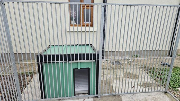 Dog Run with insulated kennell & Transport Cages