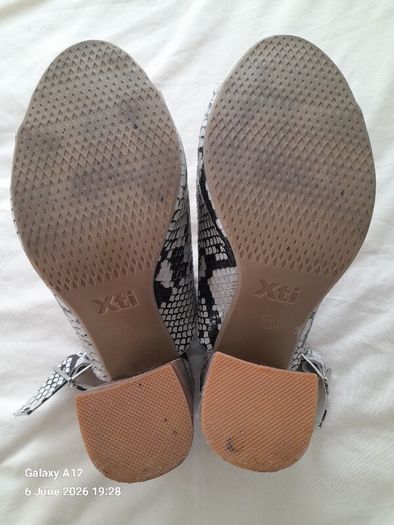 Xti sandles size 4