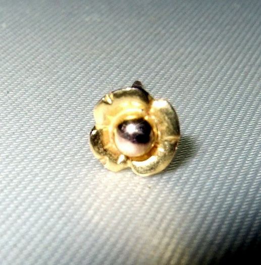 Pristine Vintage 9ct Gold Flower Stud Earring