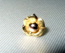 Pristine Vintage 9ct Gold Flower Stud Earring