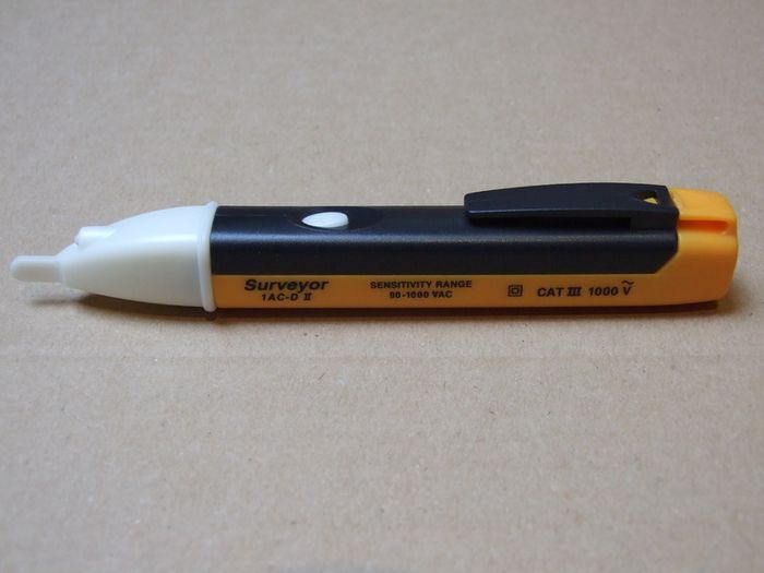 Non contact voltage detector
