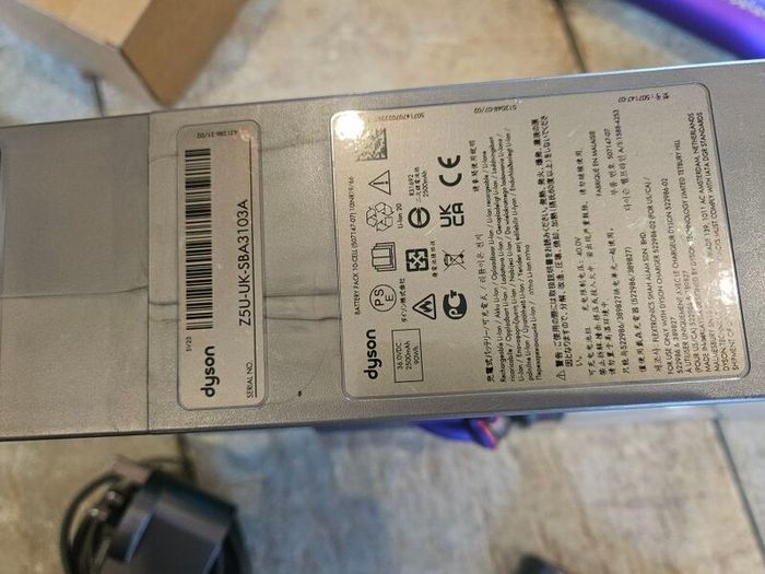 Dyson 5gen with extra battery