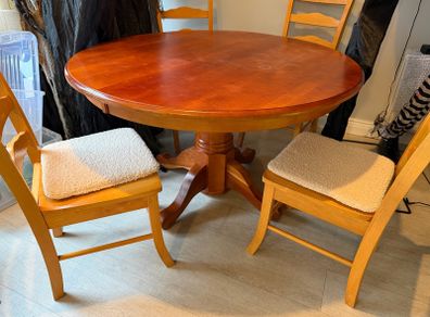 Extendable Table and 4 chairs