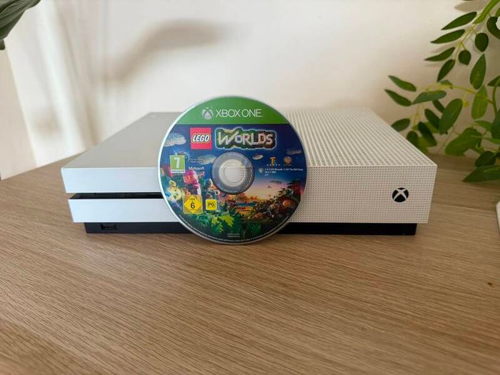 Xbox One S + 4 Games