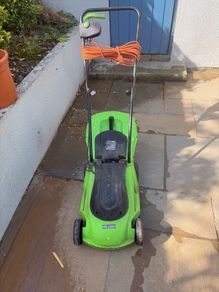 Electric lawnmower