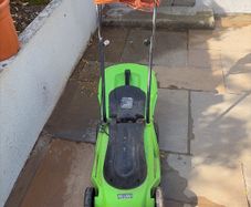 Electric lawnmower