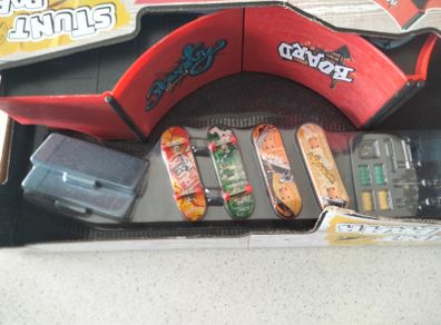 Stunt Board finger skateboard set with ramp