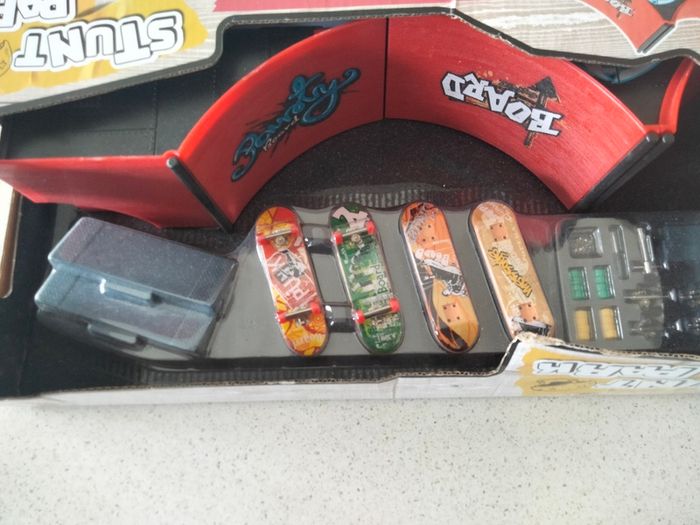 Stunt Park Finger Skateboard Play Set