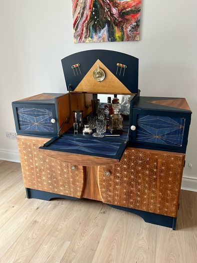 Delivery Available! Stunning Vintage Sideboard Cocktail Cabinet/Drinks Cabinet/ Sideboard