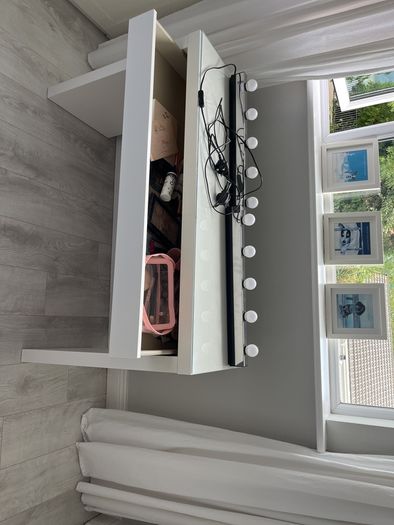 dressing/make up table