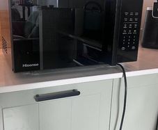 25 litre Hisense Microwave (black)