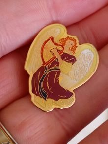 Hibernian angel with harp brooch pin