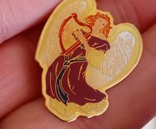 Hibernian angel with harp brooch pin