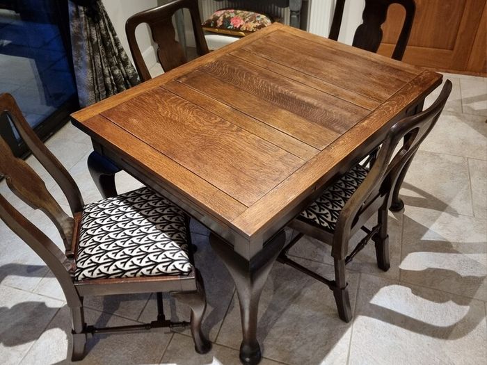 Beautiful Extendable Table, Chairs & Bench