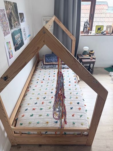 Wooden house-style single bed frame