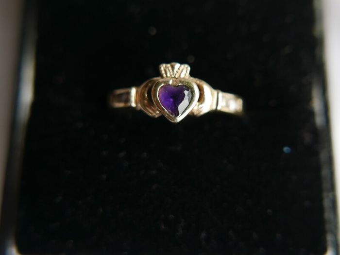 Vintage 9Ct Yellow Gold 375 Amethyst Claddagh Ring size K  1,83g