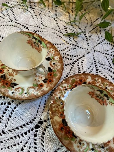 2 vintage cups with plates