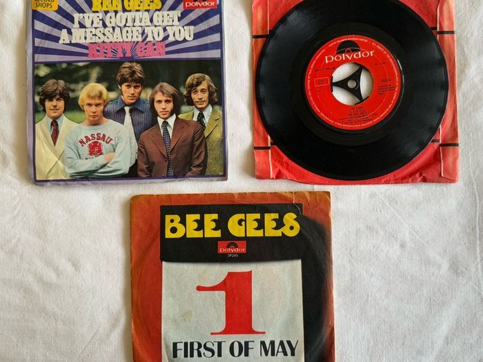 3 Bee Gees singles 45rpm - in working order