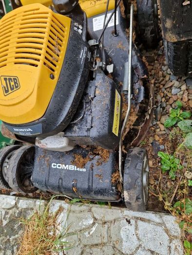 Two lawnmowers JCB Honda + Lyster