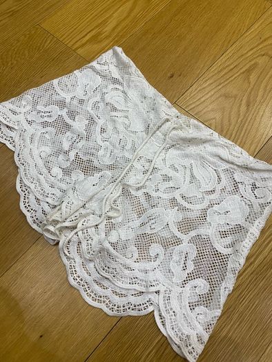 white lace shorts