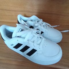 New.Adidas kid's trainers.UK4