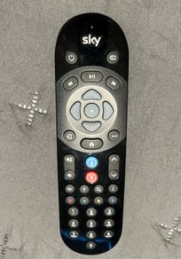 Original SKY Q Voice Remote Control - Compatible with Sky Q 1TB or 2TB box plus the Sky Q Mini box - Official Sky - black - SKY135