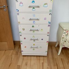 chest of drawers