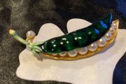 Quirky Vintage "Peas-in-a-Pod" brooch.
