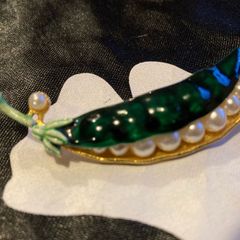 Quirky Vintage "Peas-in-a-Pod" brooch.