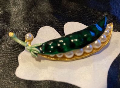 Quirky Vintage "Peas-in-a-Pod" brooch.