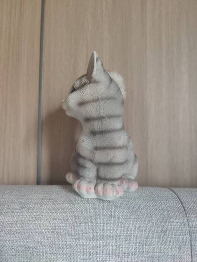 cat figurine
