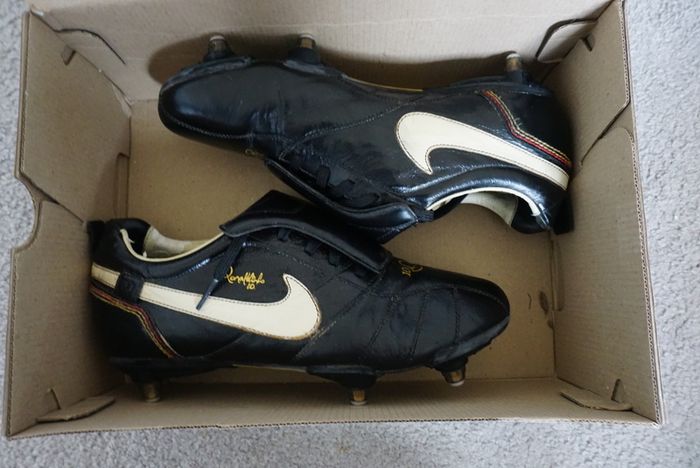 Football Boots Nike Tiempo R10 Black (2006) Size 7UK SG