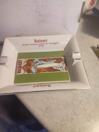 Ruinart ashtray in vintage porcelain with some repair on one edge of it, French Champagne, Gift Champagne Made in France