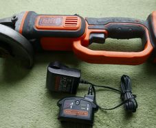 Black and Decker BCG720 18V 115mm Cordless Angle Grinder new Battery