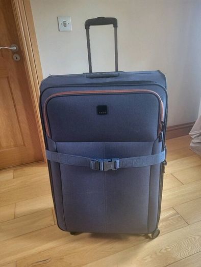 Tripp Affinity Large Navy Blue Expandable Suitcase