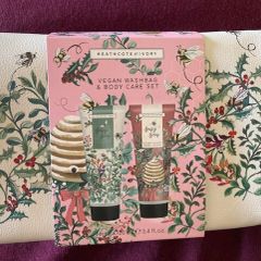 Vegan Body Care set. Washbag, Body Wash, Body Cream. New.
