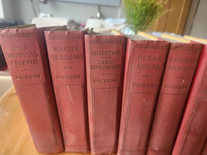 Charles Dickens Set Of 16 Hardback With Many Different Illustrators. See Photos For Same.this Is An Nice Set In Good Condition Featuring Over 20 Of His Famous Novels. See Photos For Same.
