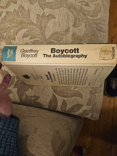 Boycott The Autobiography.  Geoffrey Boycott. Charnwood Large Type. Hardback In Good Condition.  See Photos For Same.