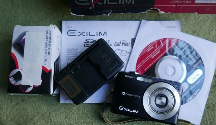 Casio Exilim EX-Z1050 Digital camera Made w/ Box and Accessories , universal charger- Tested