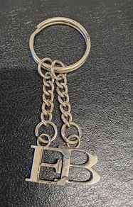 Keyring with letters B and E